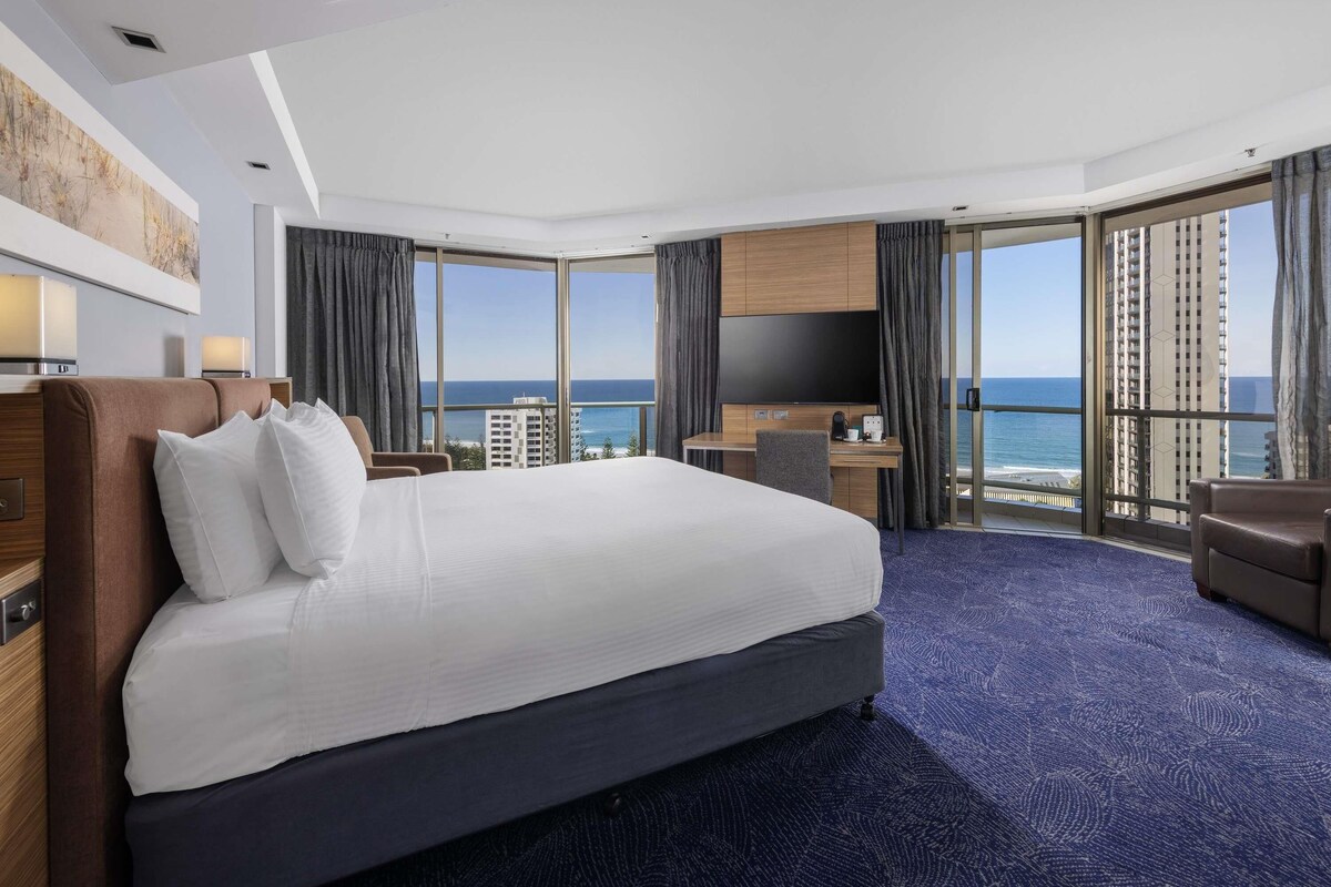Signature Room, 1 King Bed, Ocean View, Spa | Premium bedding, minibar, in-room safe, desk