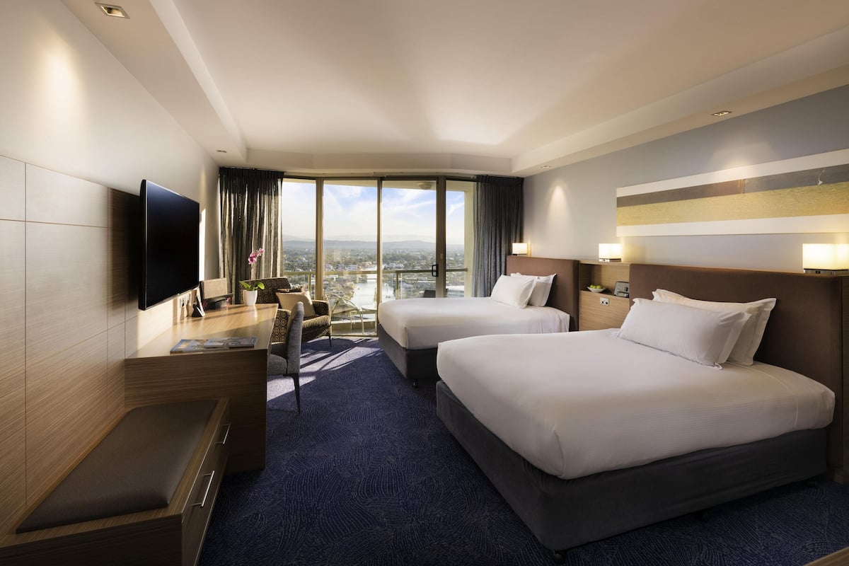 Habitación doble clásica, 2 camas matrimoniales, vista al río | Ropa de cama de alta calidad y minibar