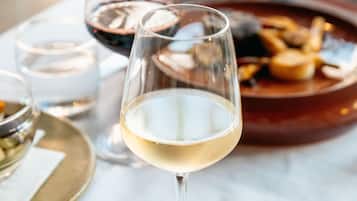 Une table à manger avec des verres à vin, un verre à eau et une assiette de nourriture.