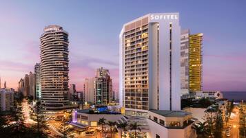 Luxury Room, 1 Katil Ratu (Queen), Ocean View | Peralatan tempat tidur premium, bar mini, peti besi dalam bilik, meja