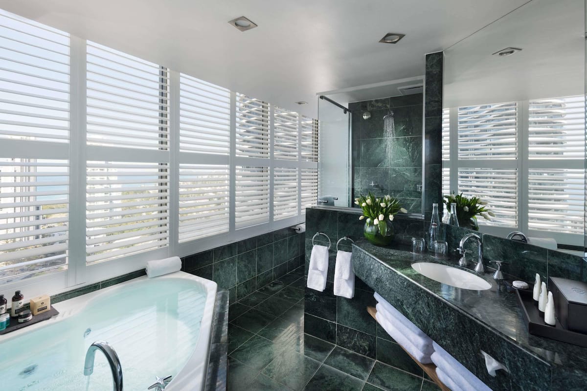 Luxury-Zimmer, 1 King-Bett, Whirlpool, Meerblick | Hochwertige Bettwaren, Minibar, Zimmersafe, Schreibtisch