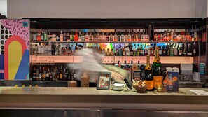 2 ristoranti, aperti a colazione, a pranzo e a cena, cucina francese