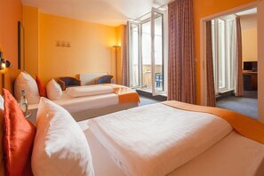 Escritorio, cortinas blackout, wifi gratis y ropa de cama