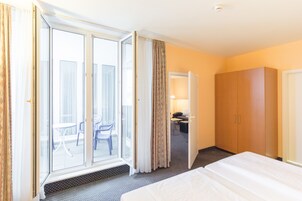 Escritorio, cortinas blackout, wifi gratis y ropa de cama 