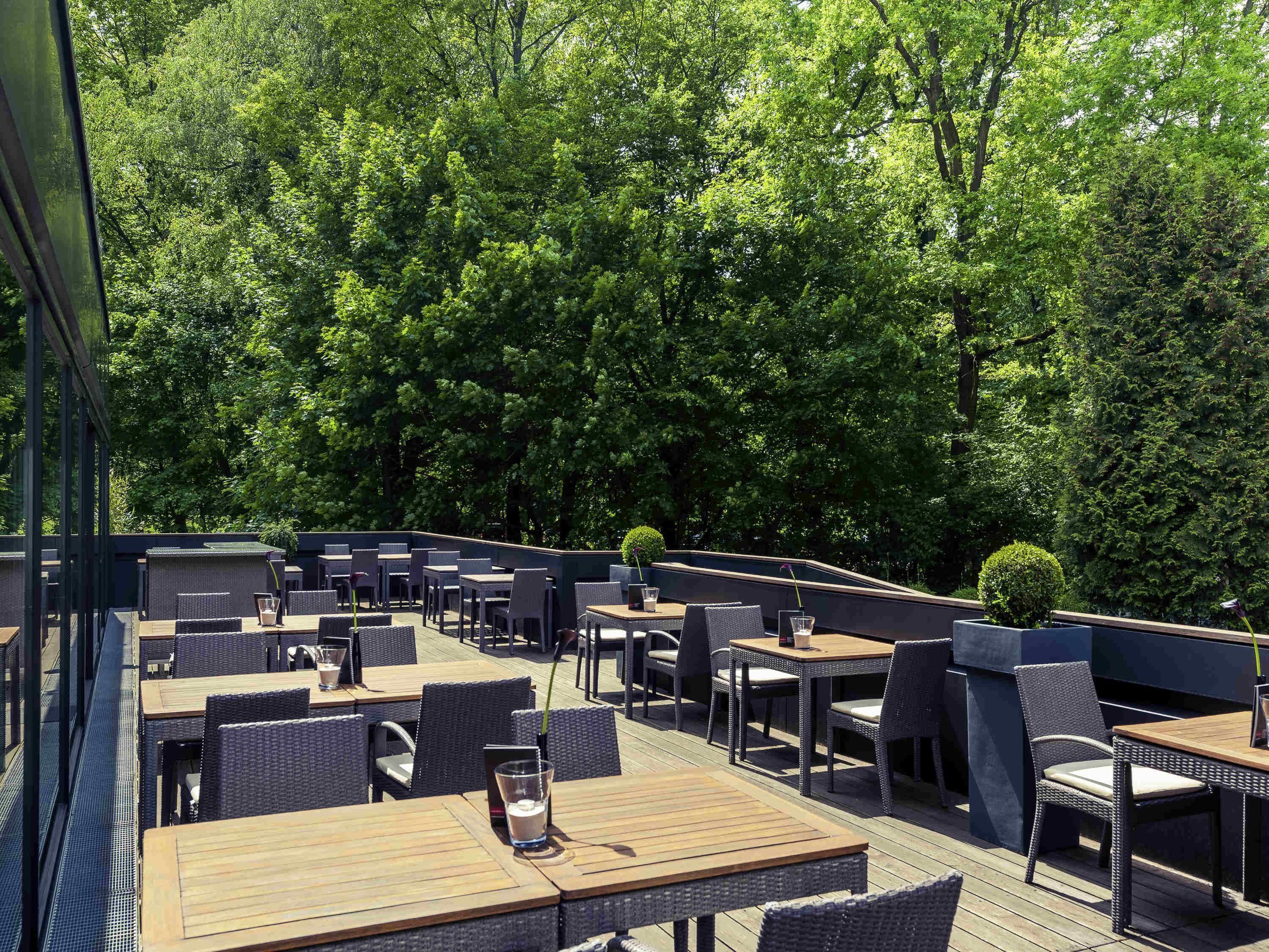 Breakfast, lunch, dinner served; international cuisine, alfresco dining 