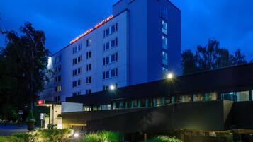 Ein Hotel mit modernem Design, erkennbar an der auffälligen Beschilderung für das Kongress Hotel.