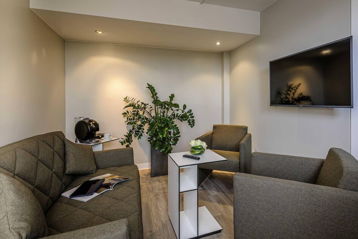 junior suite, 1 double bed | hypo-allergenic bedding, in-room safe, desk, blackout curtains