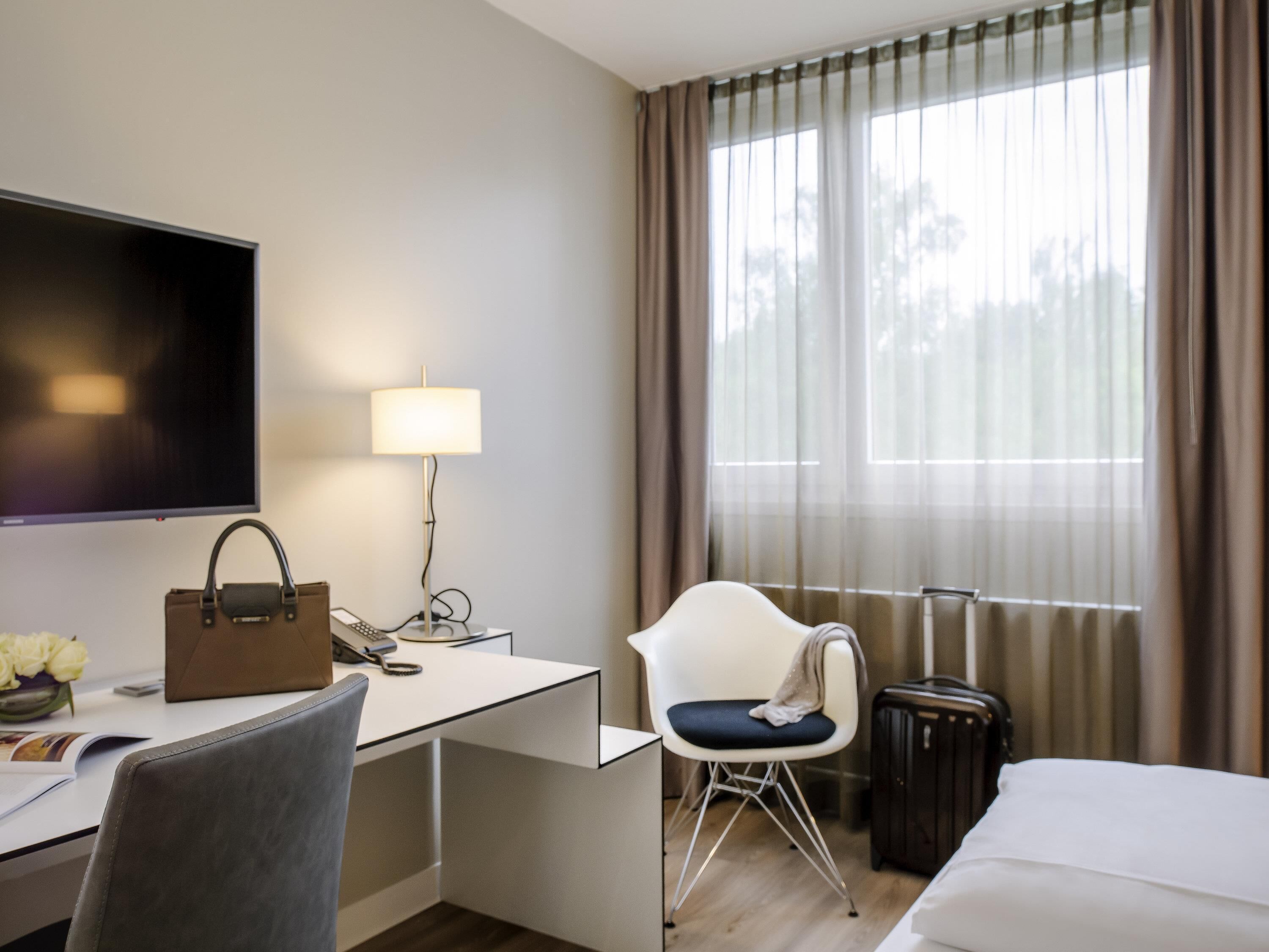 standard double room, 1 double bed | hypo-allergenic bedding, in-room safe, desk, blackout curtains