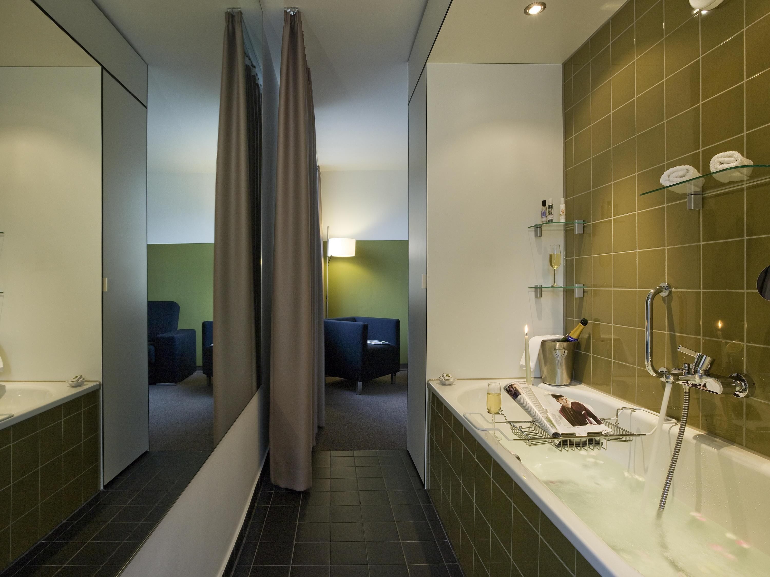 Ein modernes Badezimmer mit einer großen Badewanne, einer Dusche und einem Spiegel.