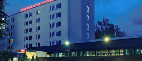 Experience the sleek, modern exterior of Congress Hotel Mercury, featuring a flat roof and evenly spaced windows.