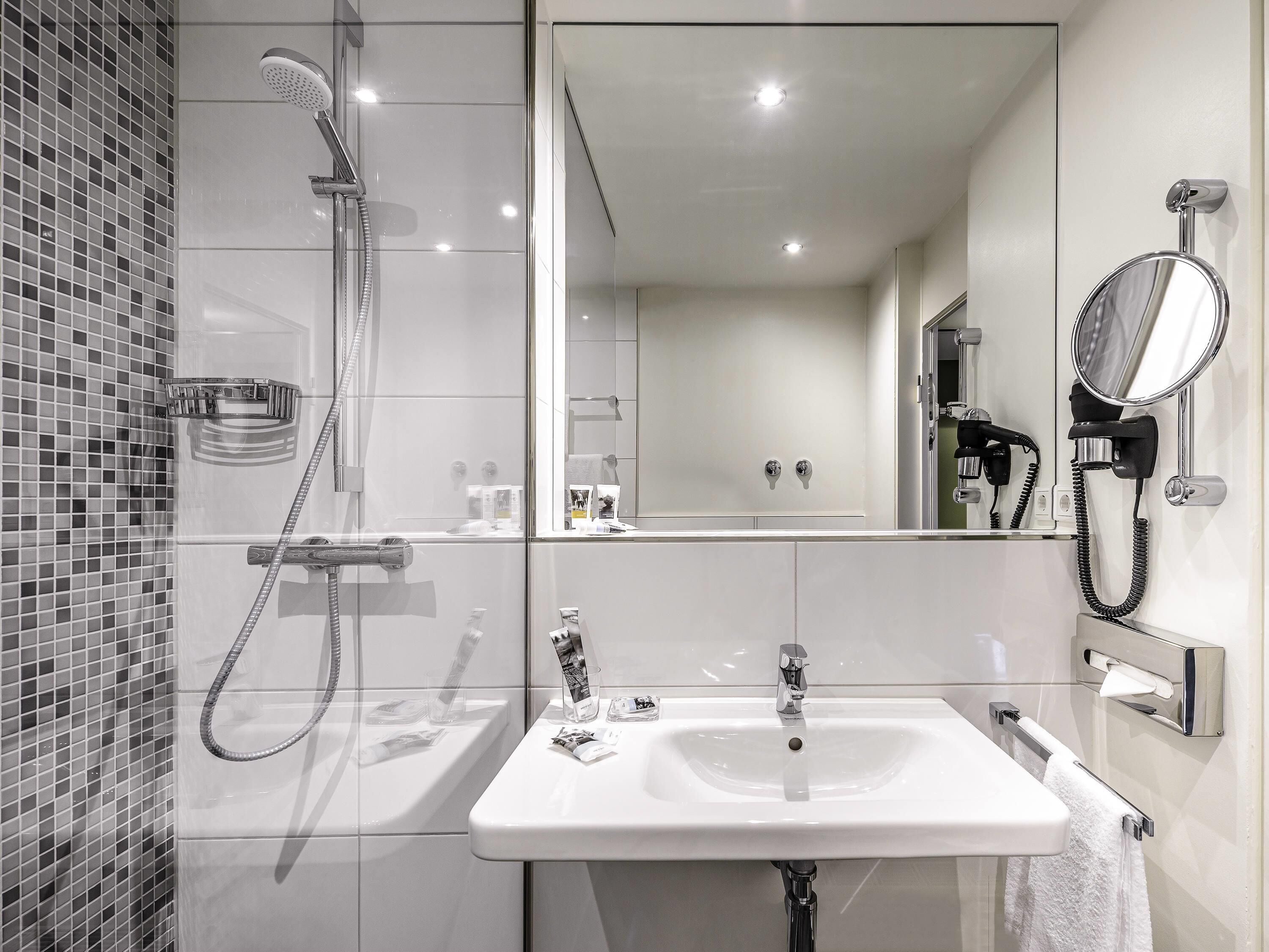 Hypo-allergenic bedding, in-room safe, desk, blackout curtains