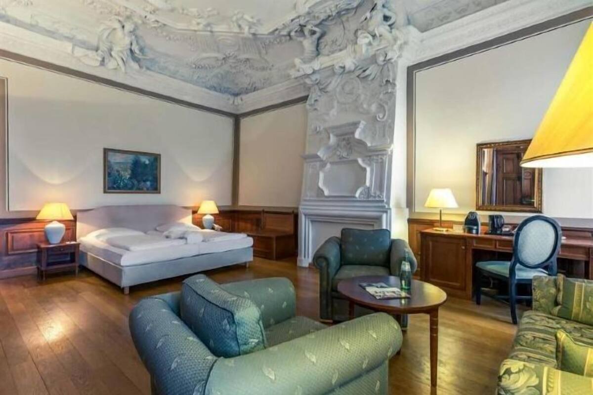 Roupas de cama antialérgicas, escrivaninha, cortinas blackout