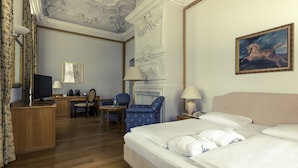 Hypo-allergenic bedding available, desk, blackout drapes, alarm clocks - Sunday Hotel Schloss Neustadt Glewe (Neustadt-Glewe)