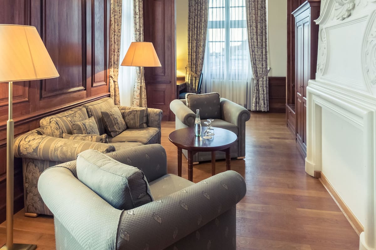 Suite Deluxe | Área de sala de estar | Televisión