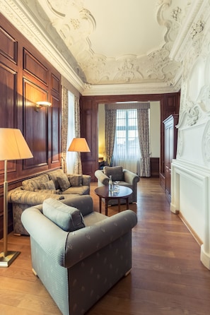 Deluxe Suite | Living area | TV