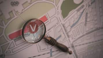 Una lupa enfocada en un mapa que muestra una 'V' visible y la palabra 'Morsbach'.