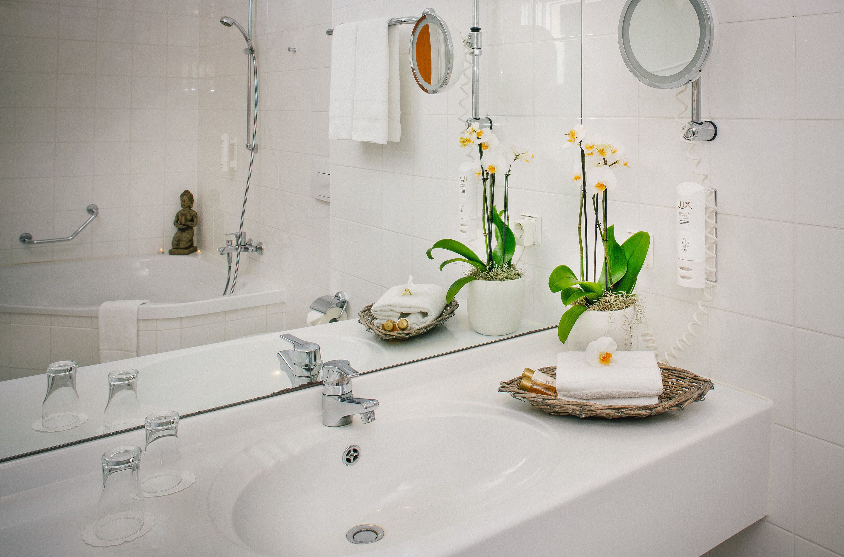 combined shower/bathtub, eco-friendly toiletries, hair dryer, towels