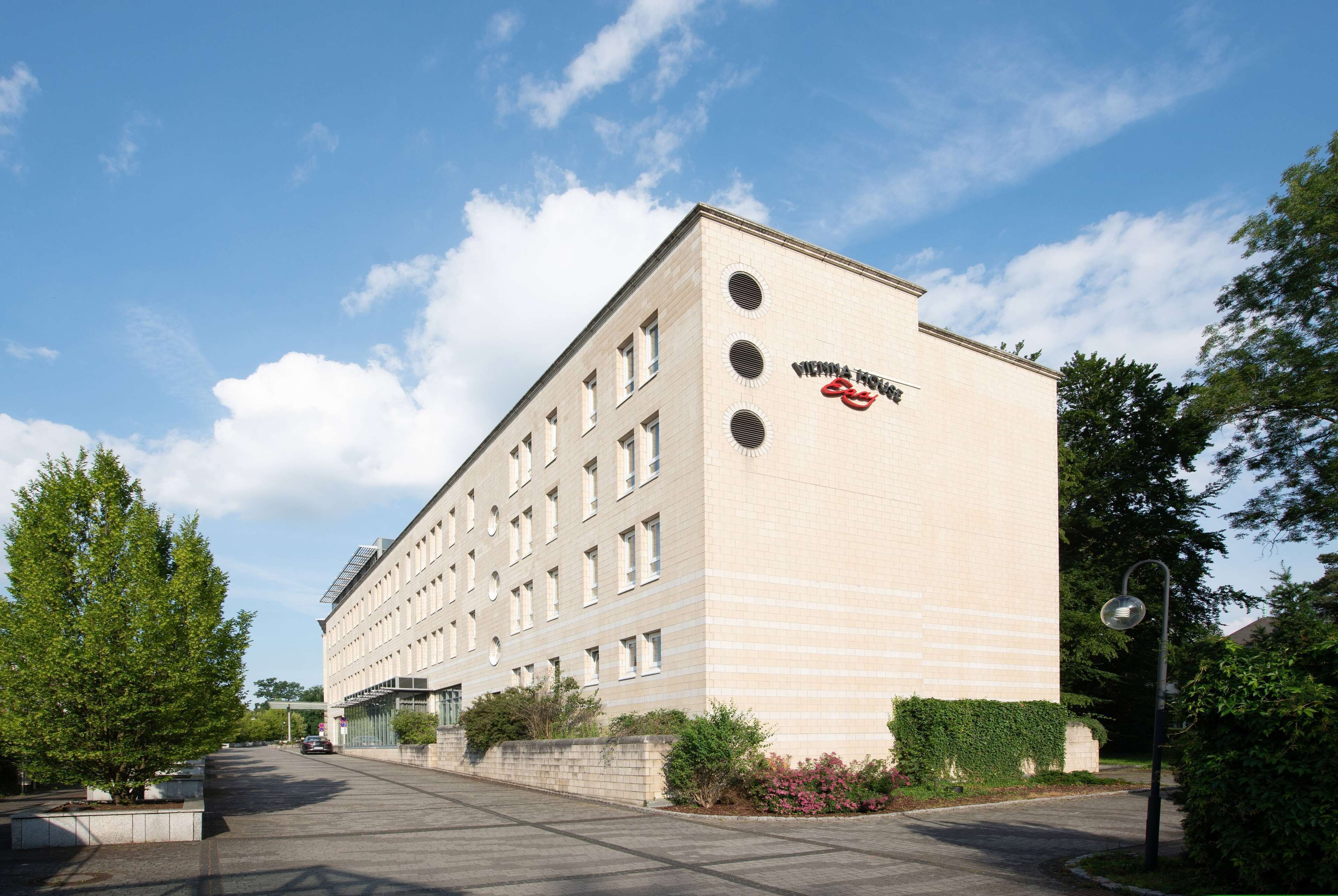 Ein großes, rechteckiges Hotelgebäude mit flachem Dach und zahlreichen Fenstern.