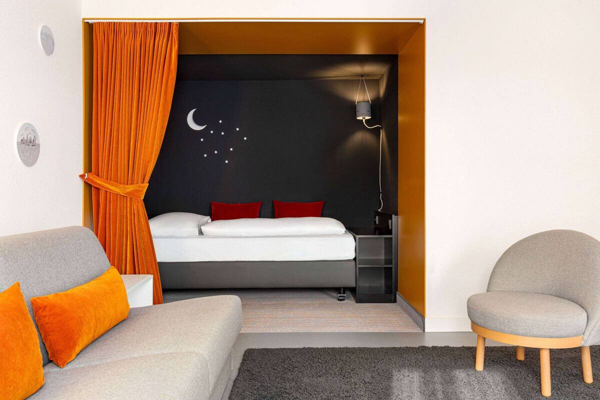 family room | desk, free wifi, bed sheets