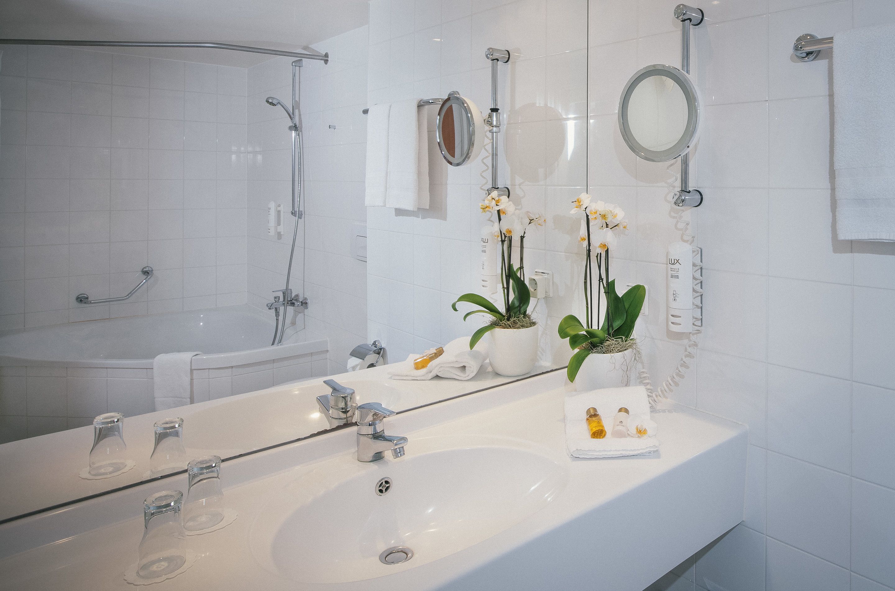 combined shower/bathtub, eco-friendly toiletries, hair dryer, towels