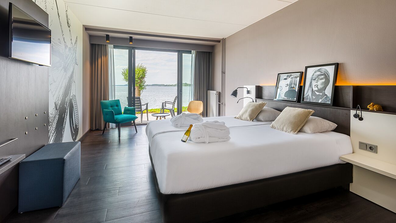 comfort room, 1 queen bed, terrace | 1 bedroom, in-room safe, desk, laptop workspace