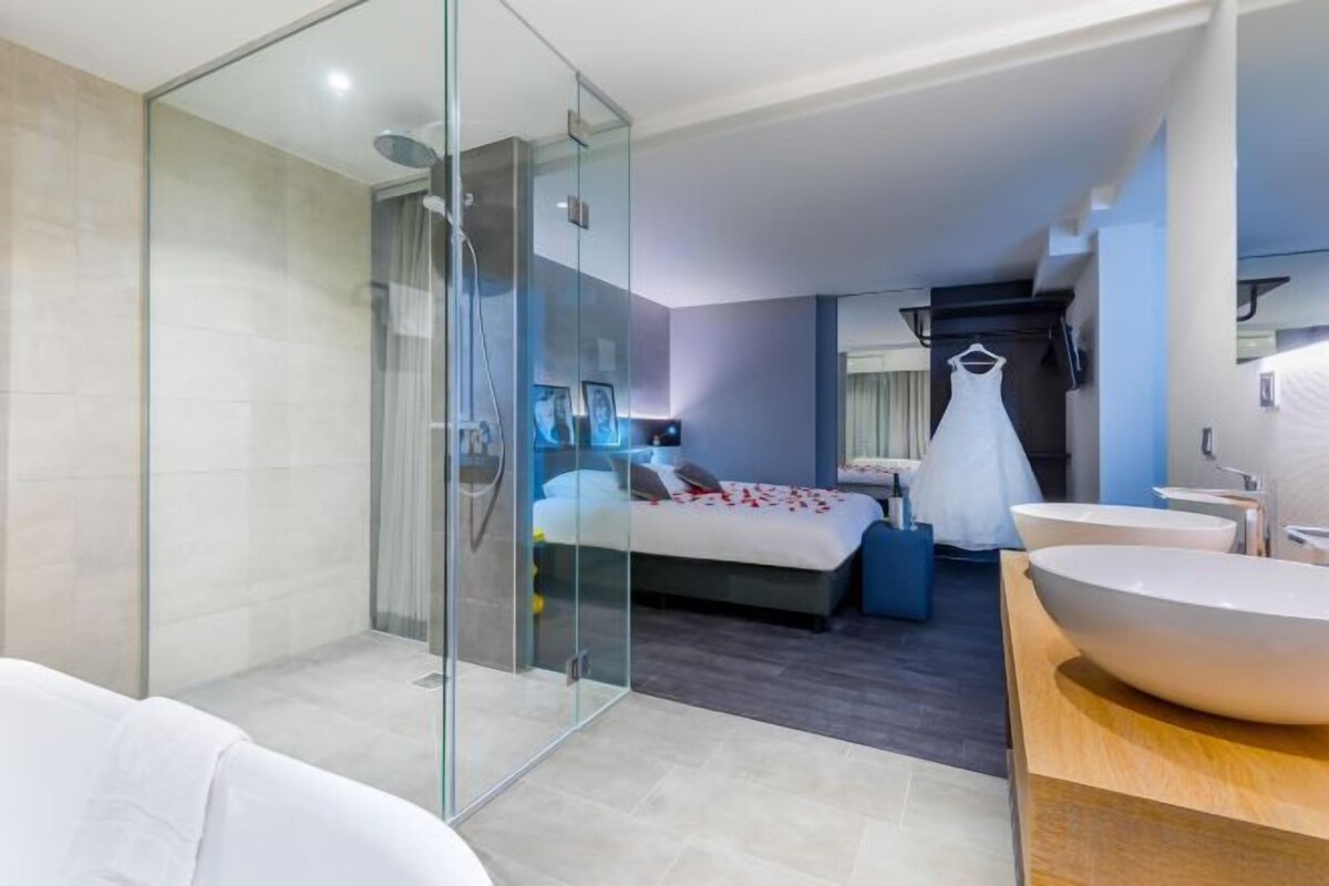 Luxury Suite With Lake View