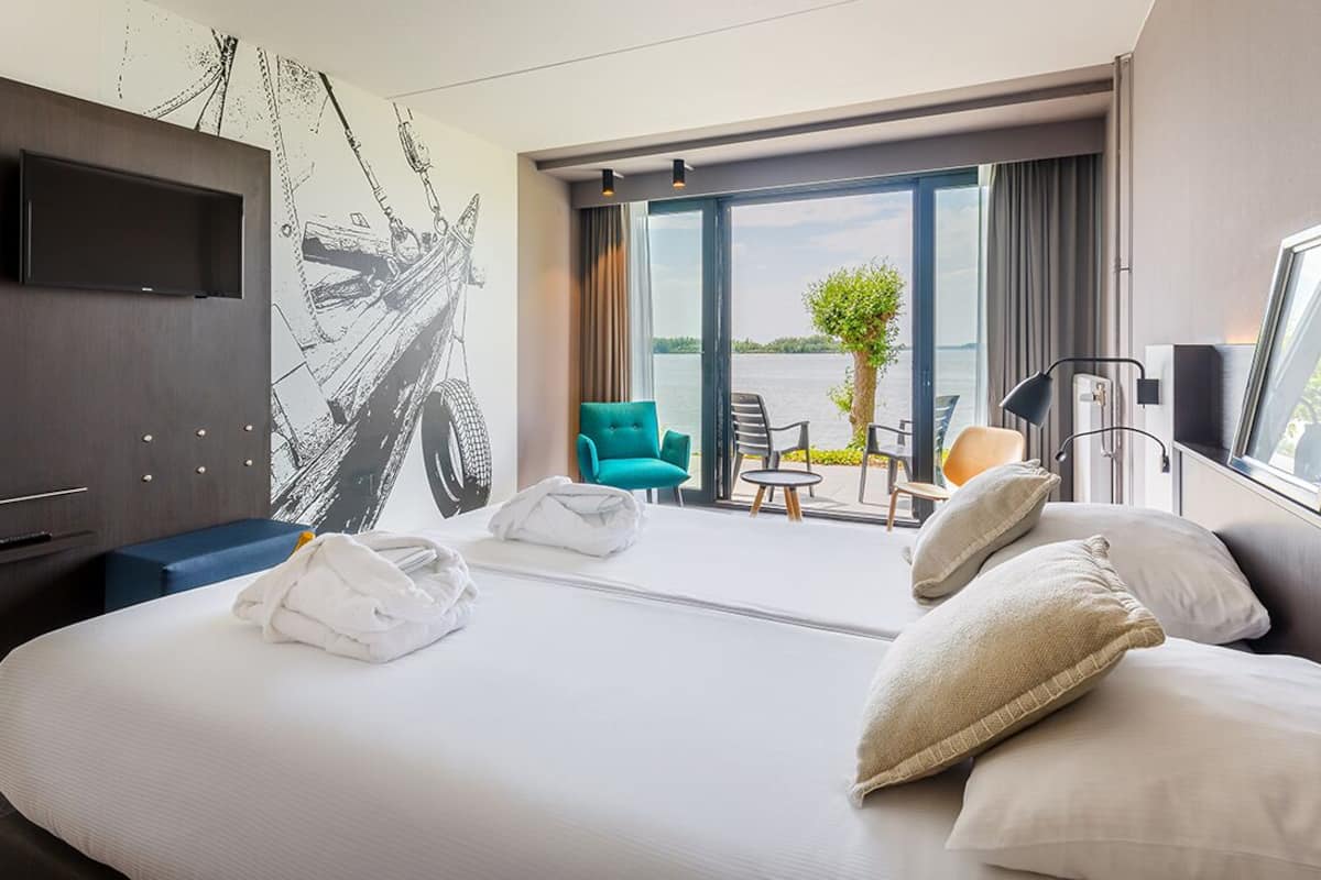 comfort room, 1 queen bed, terrace | 1 bedroom, in-room safe, desk, laptop workspace