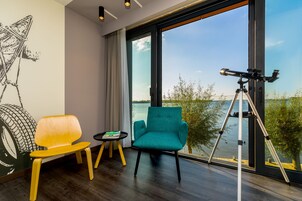 1 habitación, caja de seguridad en la habitación y escritorio 