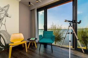 Comfort Room, 1 Queen Bed, Lake View