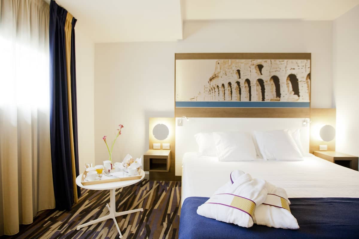 Privilege, Double Room | Hypo-allergenic bedding, minibar, in-room safe, desk
