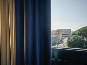 Dobbeltrom – superior (with view on the Colosseum) | Allergitestet sengetøy, minibar, safe på rommet og skrivebord