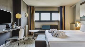 Privilege, Double Room | Hypo-allergenic bedding, minibar, in-room safe, desk
