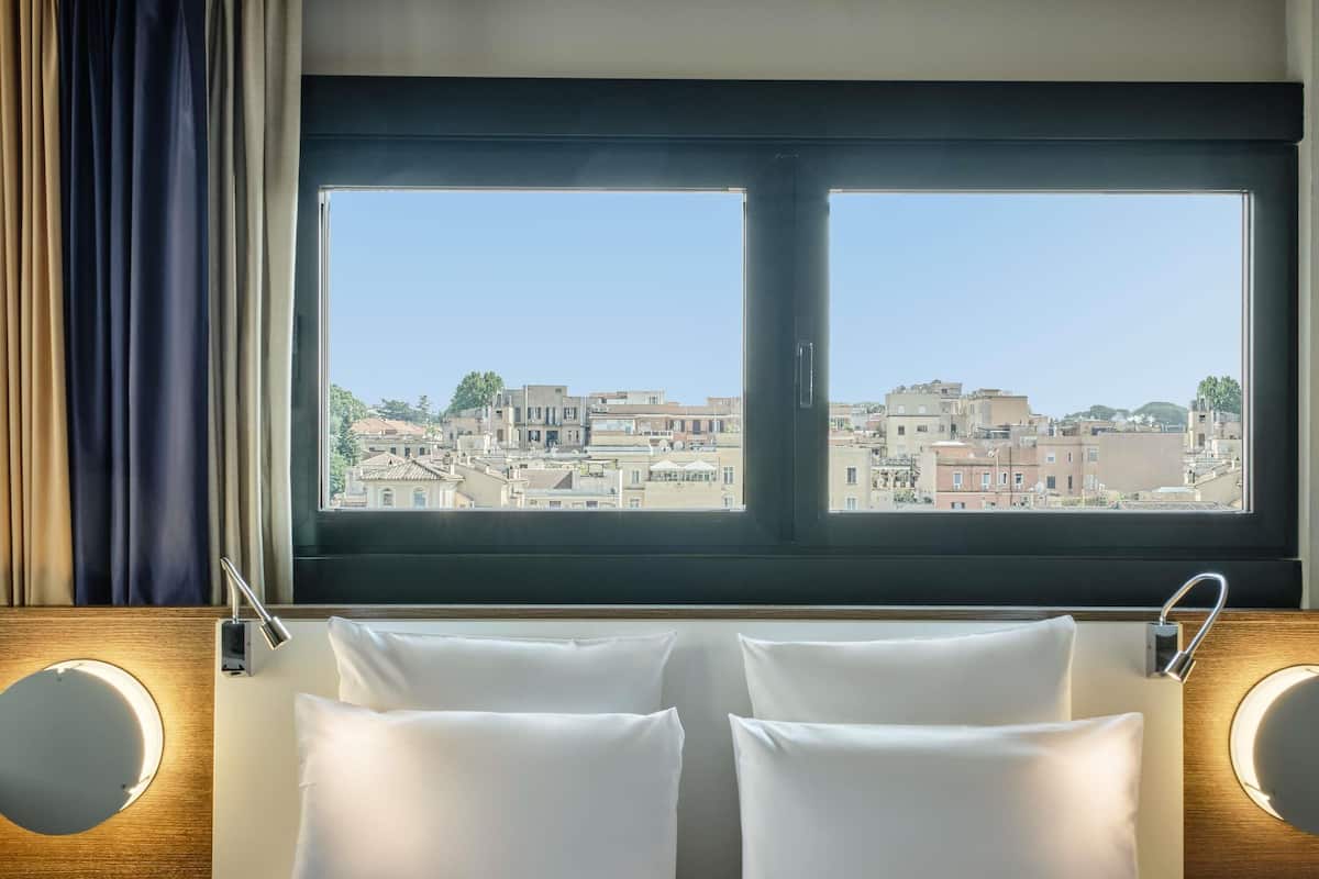 Dobbeltrom – superior, 1 dobbeltseng | Allergitestet sengetøy, minibar, safe på rommet og skrivebord