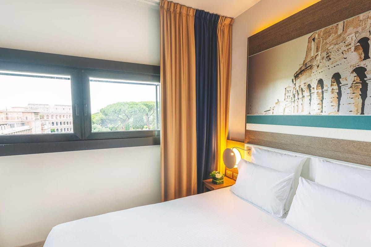 Superior Double Room (with view on the Colosseum) | 1 bedroom, hypo-allergenic bedding, minibar, in-room safe