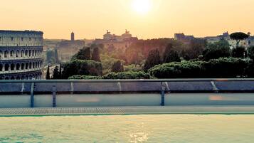 Una piscina al aire libre de temporada