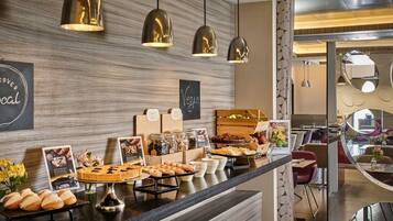 Se ofrece un desayuno completo (18 EUR por persona)