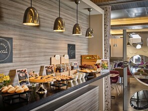 Daily full breakfast (EUR 18 per person) - Mercure Roma Centro Colosseo (Rome)