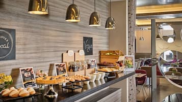 Petit déjeuner complet (18 EUR par personne)