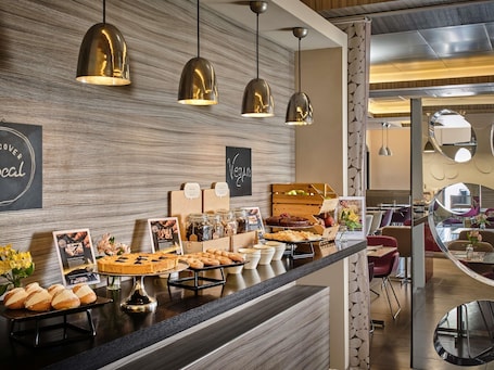 Desayuno completo diario (EUR 18 por persona)