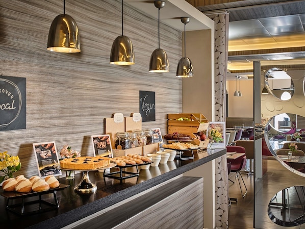Daily full breakfast (EUR 18 per person)