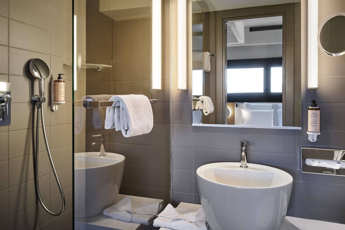 Biancheria da letto ipoallergenica, minibar, una cassaforte in camera