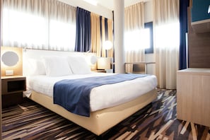 Hypo-allergenic bedding, minibar, in-room safe, desk