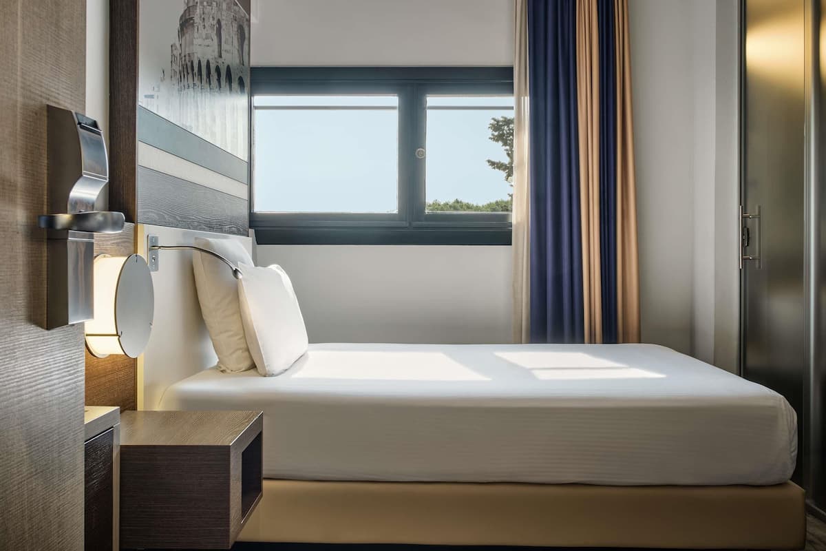 Singola Classic | Biancheria da letto ipoallergenica, minibar, una cassaforte in camera