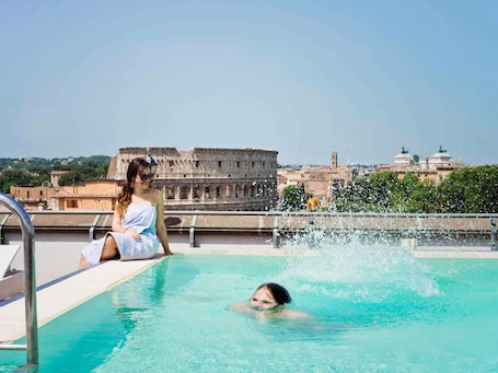 Una piscina al aire libre de temporada