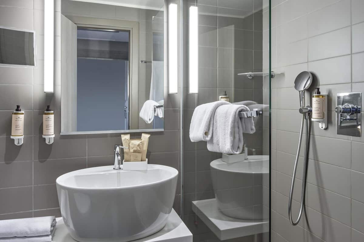 Privilege, Double Room | Hypo-allergenic bedding, minibar, in-room safe, desk