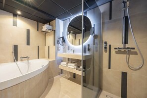 Separate bathtub and shower, free toiletries, hair dryer, towels - Leonardo Hotel Papendrecht (Papendrecht)