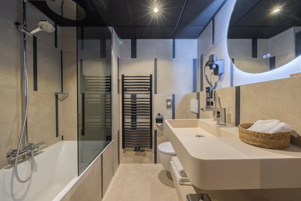 separate bathtub and shower, free toiletries, hair dryer, towels