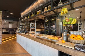 Petit déjeuner buffet servi tous les jours en supplément