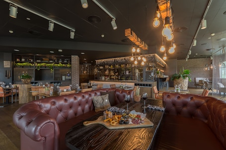 Mittagessen und Abendessen. Leonardo Hotel Papendrecht