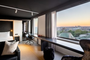 Zimmersafe, Schreibtisch, Verdunkelungsvorhänge, schallisolierte Zimmer